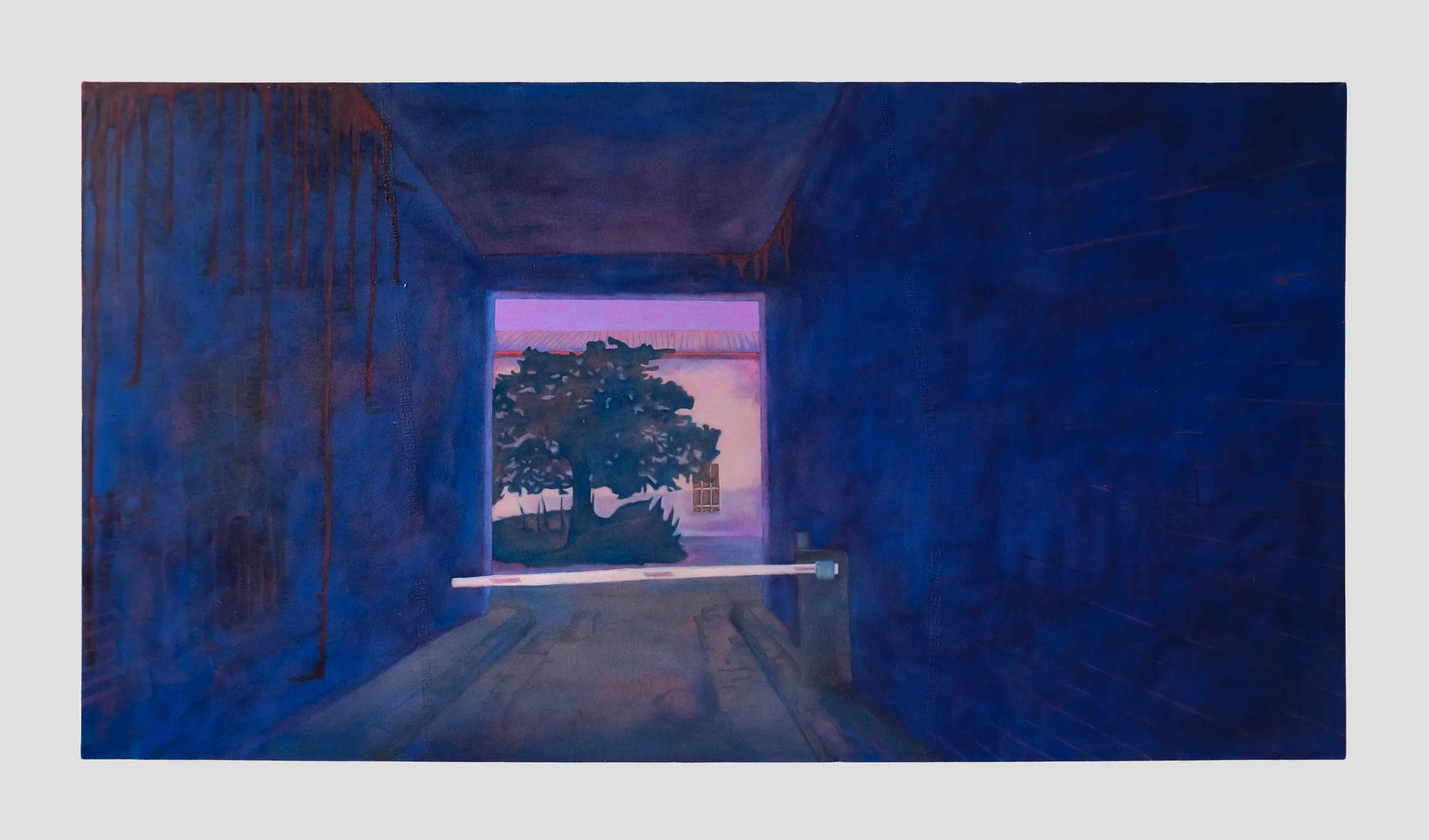 Peinture bleu outremer d'un passage sombre ouvrant sur un ciel rose de crépuscule, un arbre et une barrière de parking.