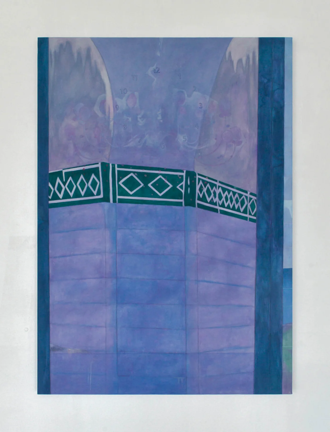 Peinture bleu-violet d'un mur carrelé à frise géométrique verte, chiffres d'horloge estompés et silhouettes pâles se dissolvant au-dessus.