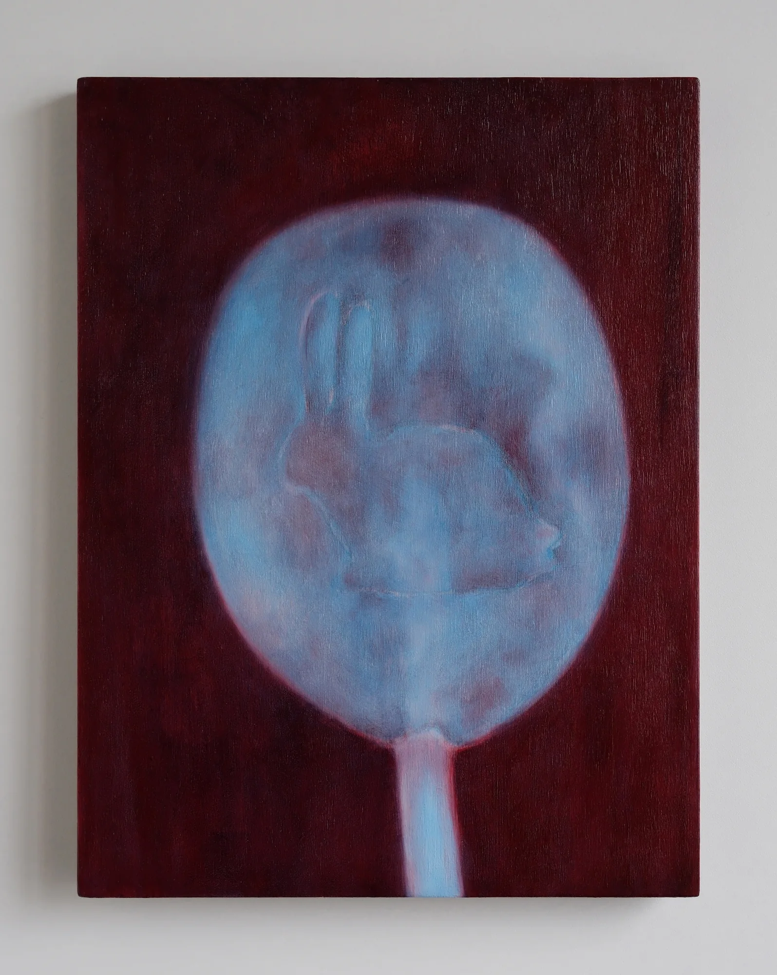 Peinture à l'huile d'un ovale lumineux bleu pâle contenant un lapin, sur un panneau de bois sang-de-bœuf.