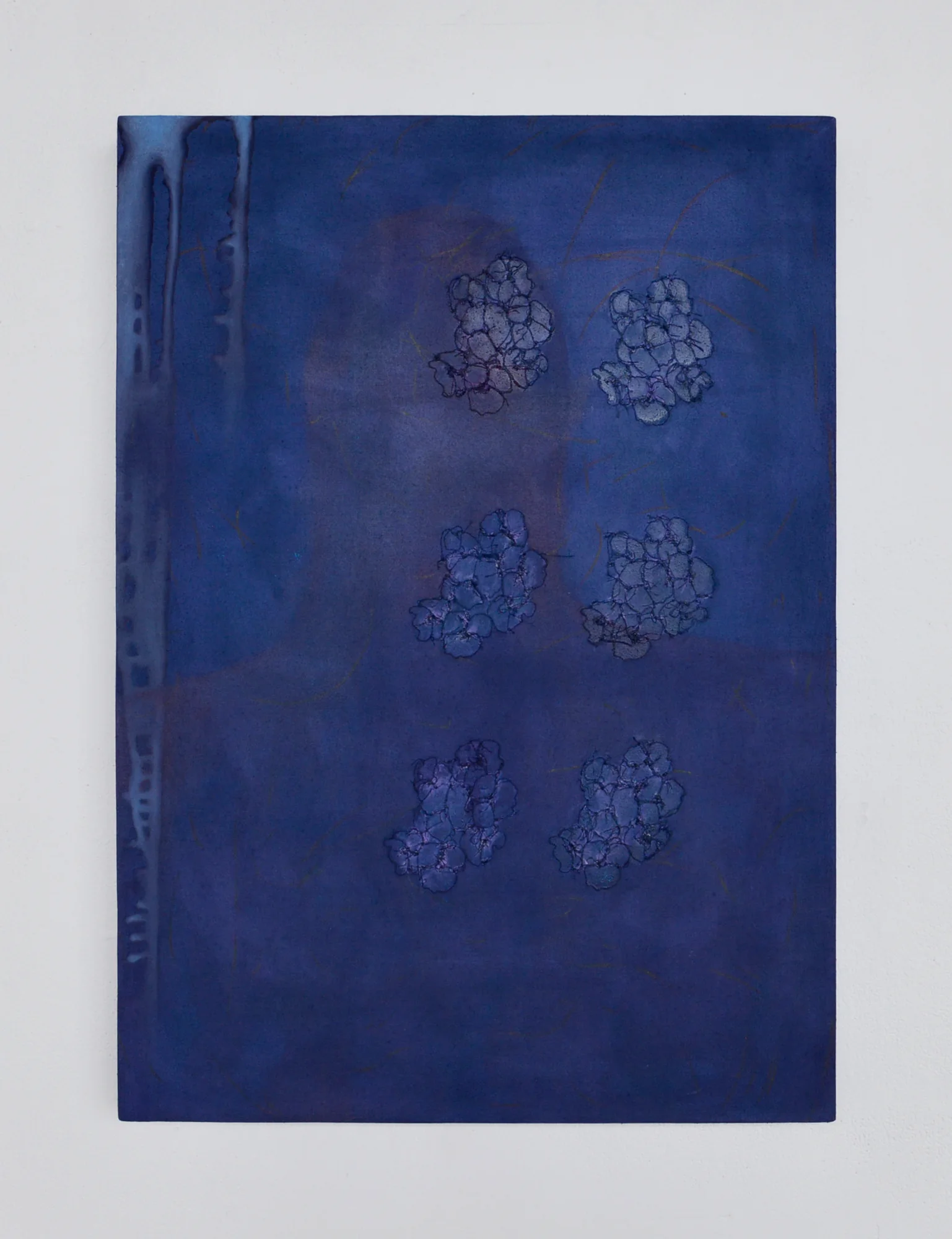 Peinture indigo de six bouquets d'hortensias répétés comme un papier peint, avec des coulures pâles sur le bord gauche.