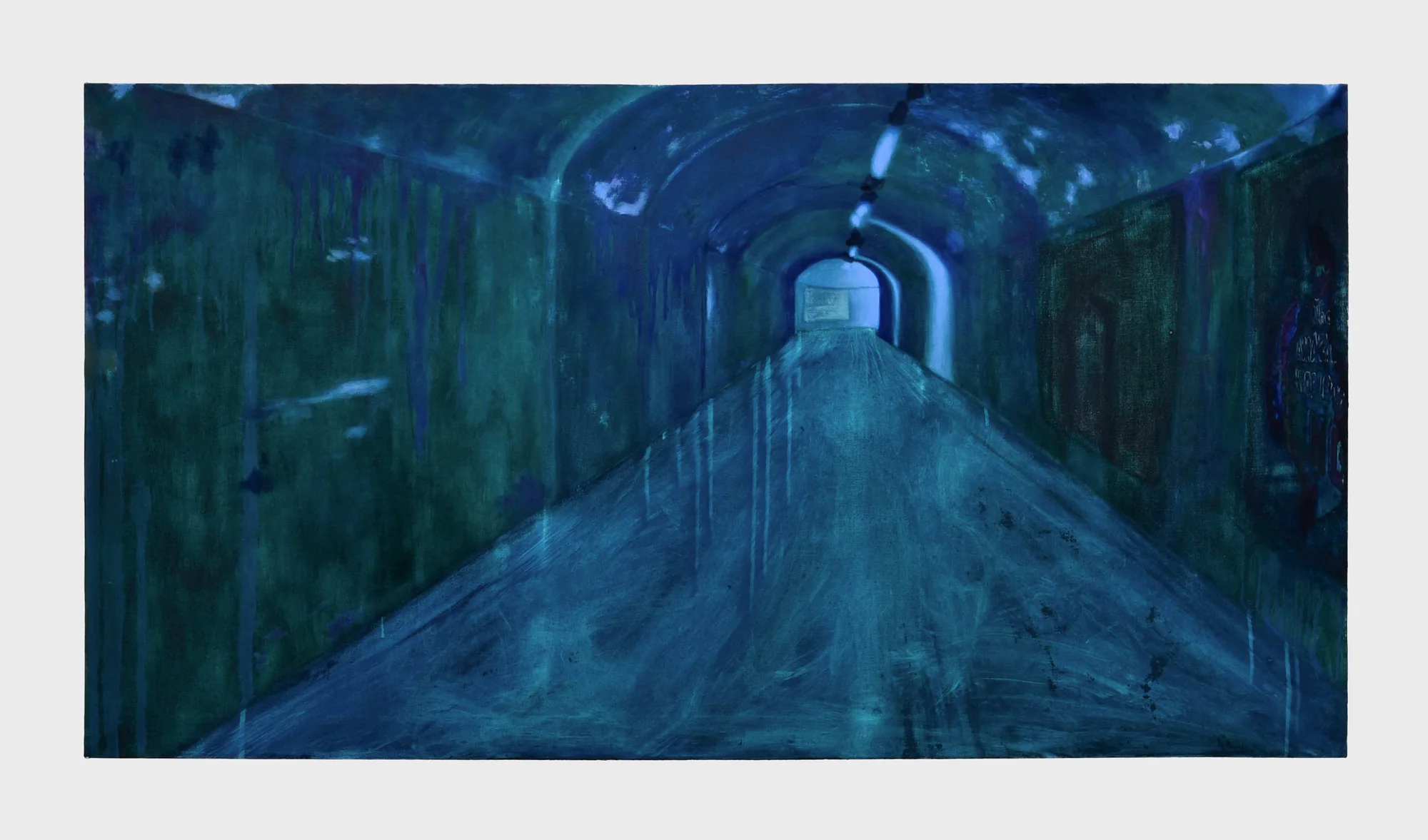 Peinture bleu-vert d'un long tunnel nocturne aux parois striées par une lente érosion, s'ouvrant sur une petite arche de lumière.