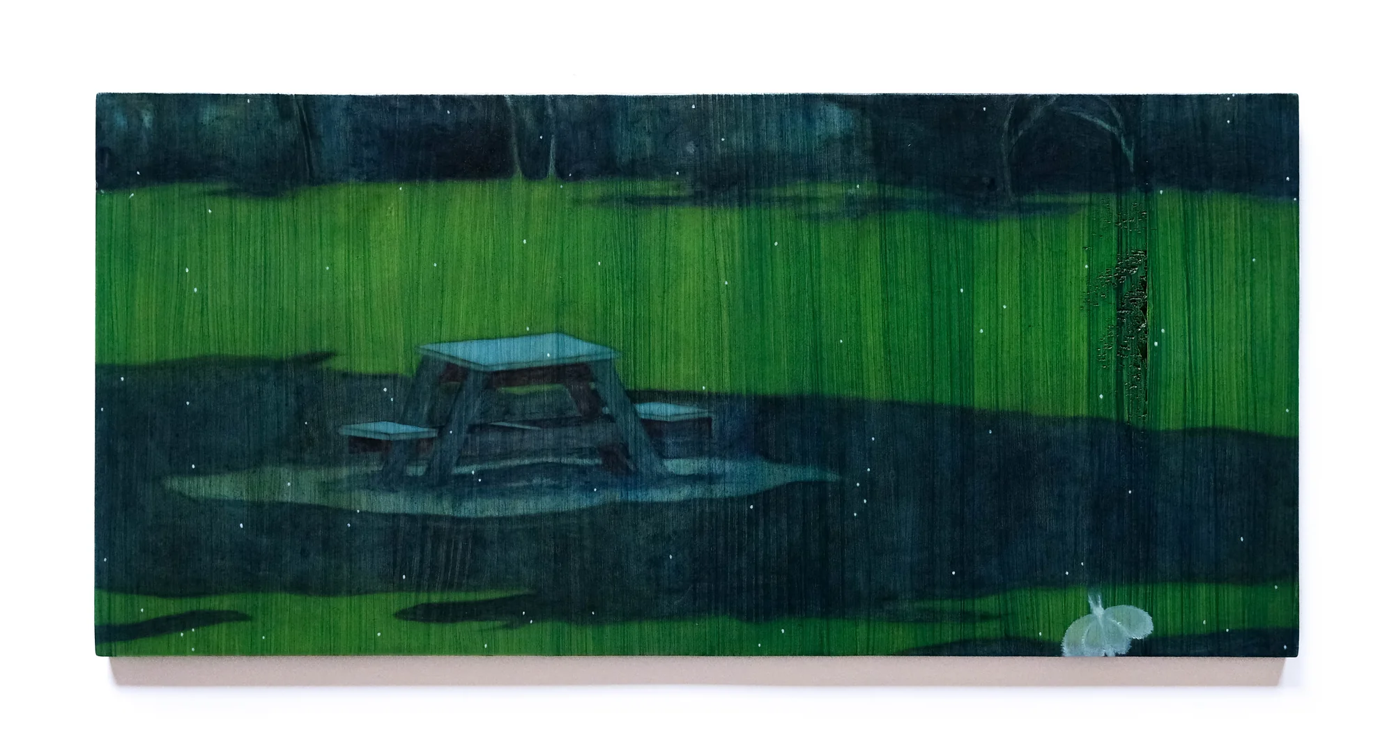 Nocturne à l'huile sur bois d'une table de pique-nique dans un champ vert lumineux, voilée de traits verticaux.