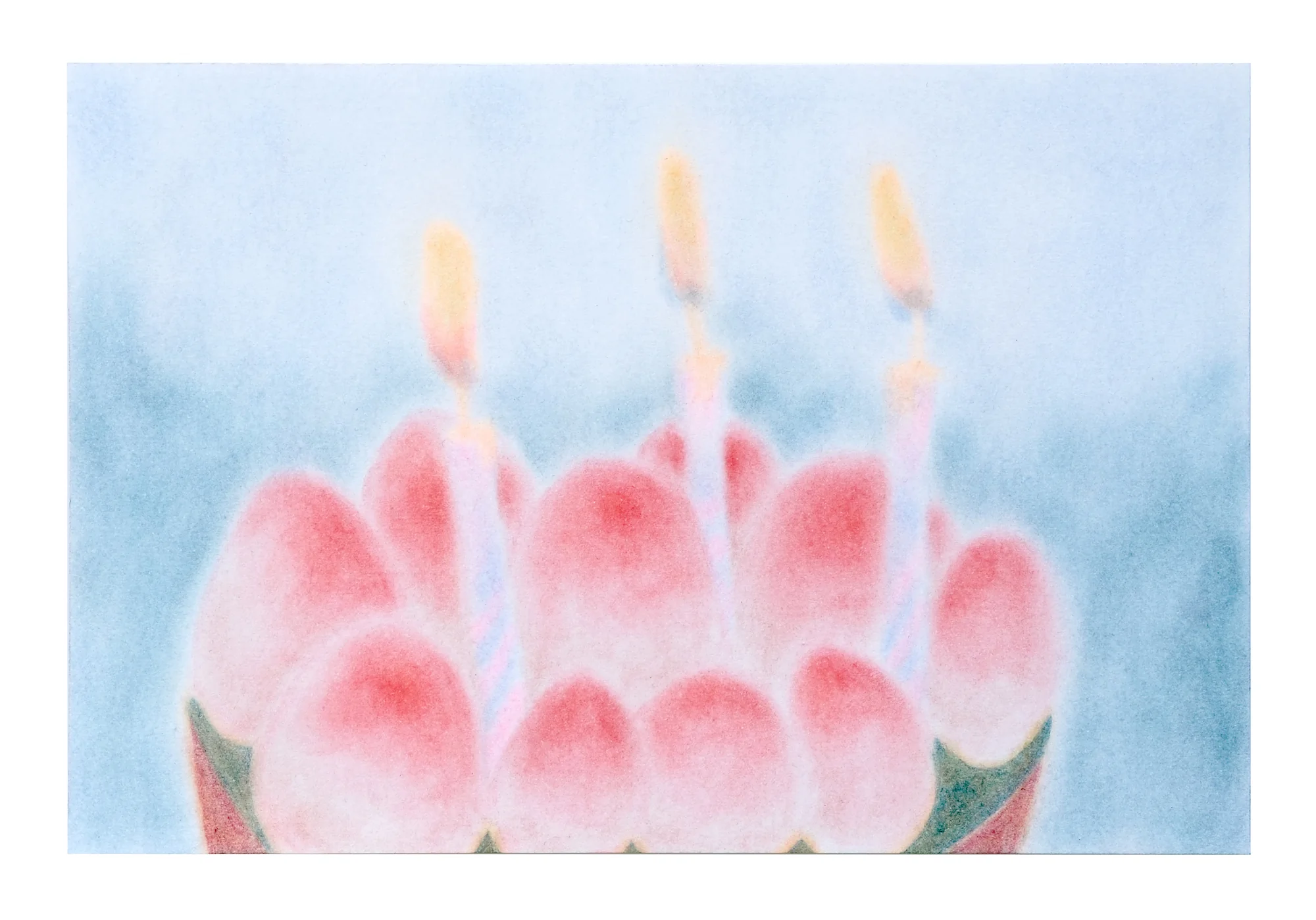 Dessin vaporeux d'un gâteau couronné de fruits roses et de trois bougies d'anniversaire allumées, sur un fond bleu doux.